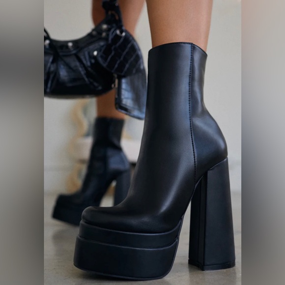 BLACK BLOCK HEEL ANKLE BOOTIE - Picture 1 of 4
